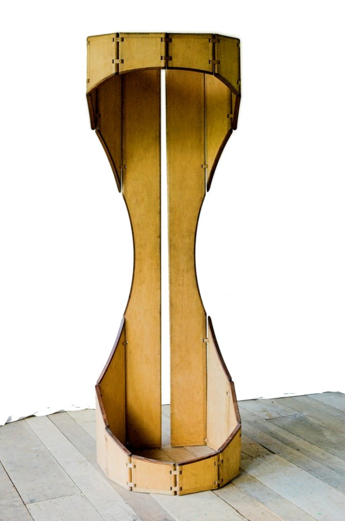 A escultura móvel Ó configurada em uma coluna estreita com abertura em forma de ampulheta ao centro.
