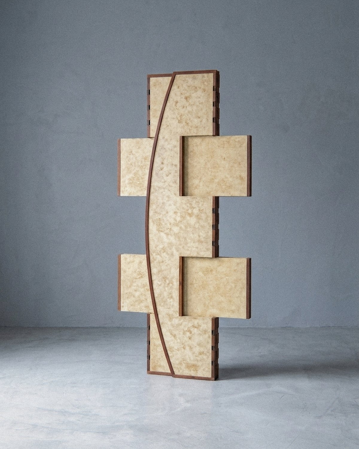 A escultura móvel Macho inteiramente fechada em bloco vertical com quatro abas laterais projetadas.