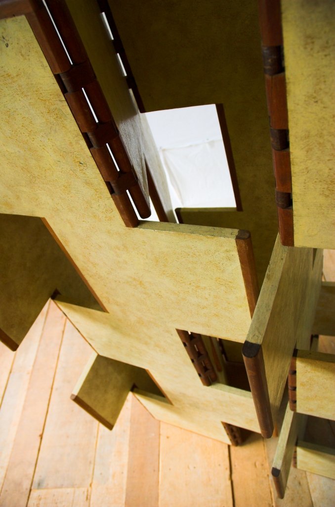 Detalhe em plano picado das articulações e dos painéis interligados da escultura móvel Macho.