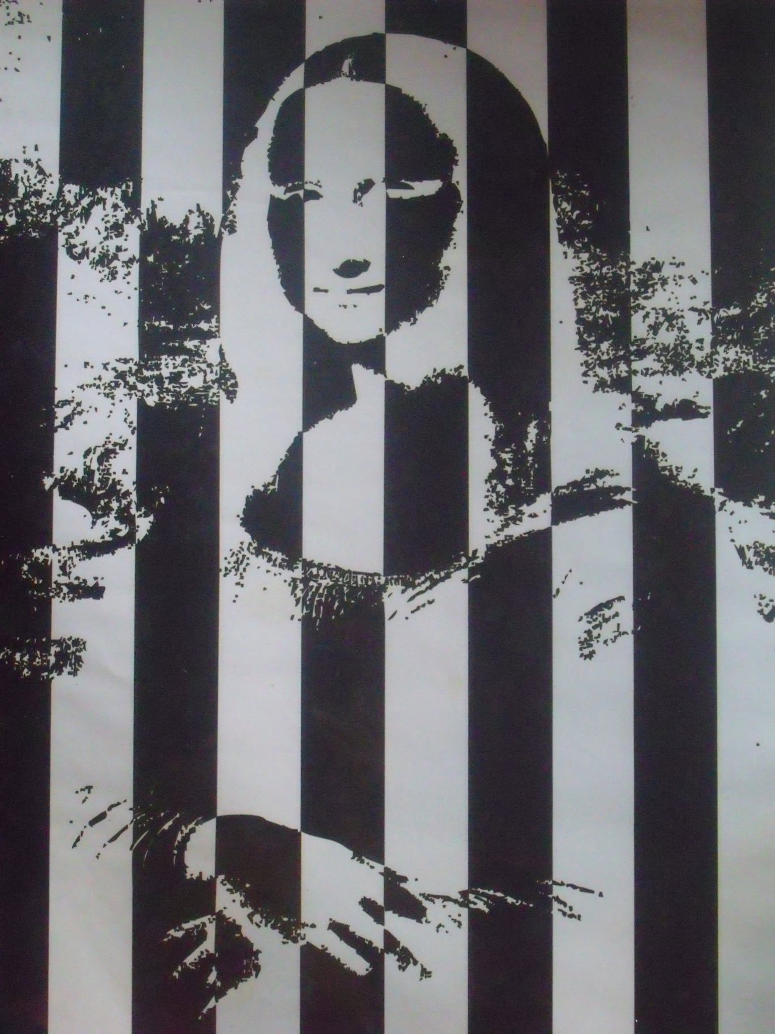 Mona Listra, impressão em papel mostrando um rosto sobreposto por faixas verticais pretas e brancas alternadas.