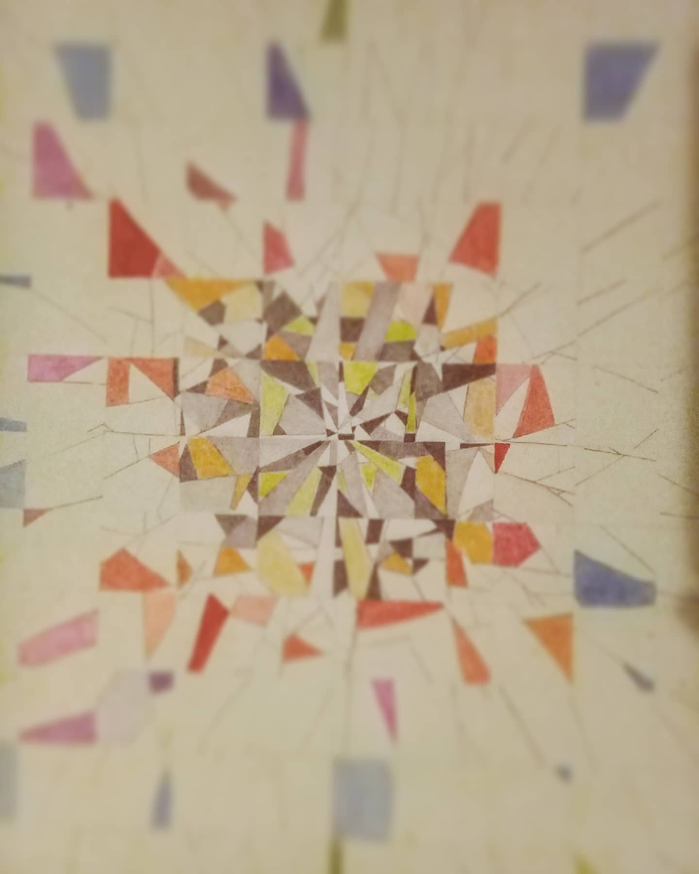 Num. 6, desenho a lápis e cores suaves sobre papel formando uma composição centralizada de pequenos triângulos.