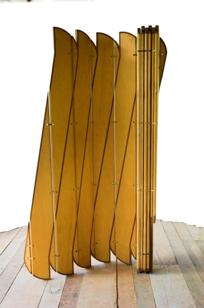 A escultura móvel Onda com quatro lâminas abertas em leque e as outras fechadas ao lado.