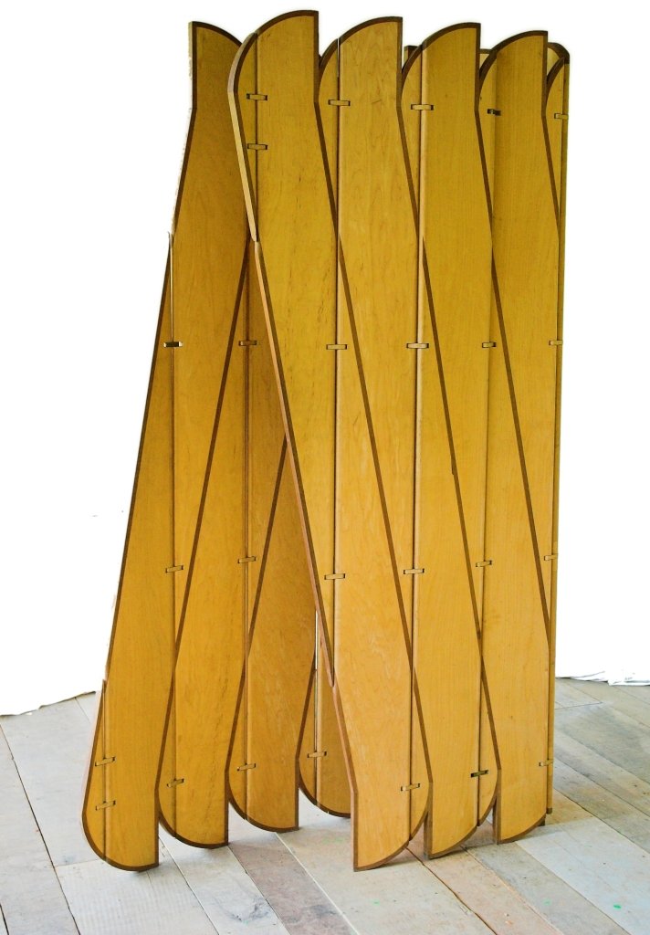 A escultura móvel Onda aberta em ângulo agudo, mostrando lâminas articuladas sobre o piso de madeira.